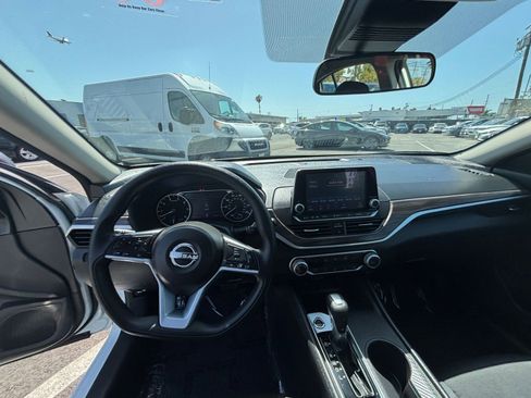 Used 2025 Nissan Altima 2.5 SV image 33