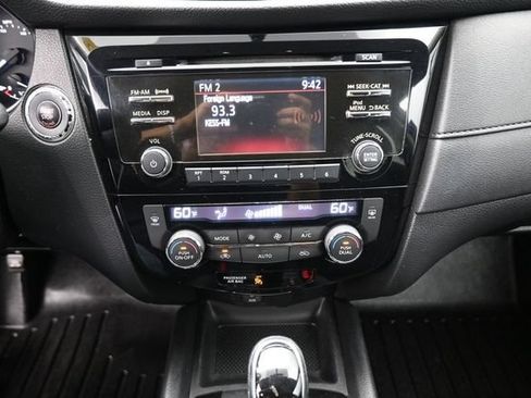 Used 2017 Nissan Rogue SV AWD/4WD image 9