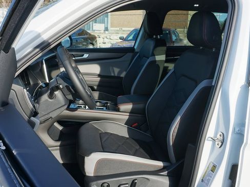 New 2026 Volkswagen Atlas Peak Edition image 9