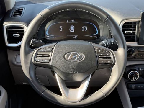 Used 2025 Hyundai Venue SEL FWD image 14