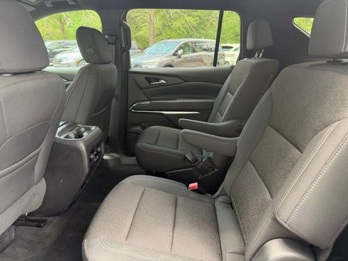 Used 2025 Chevrolet Traverse LT FWD image 12