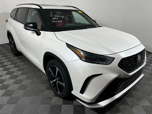 Certified 2021 Toyota Highlander XSE FWD image 3