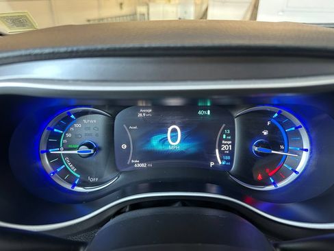Certified 2024 Chrysler Pacifica Limited FWD image 36