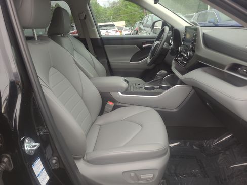 Used 2022 Toyota Highlander XLE AWD/4WD image 17