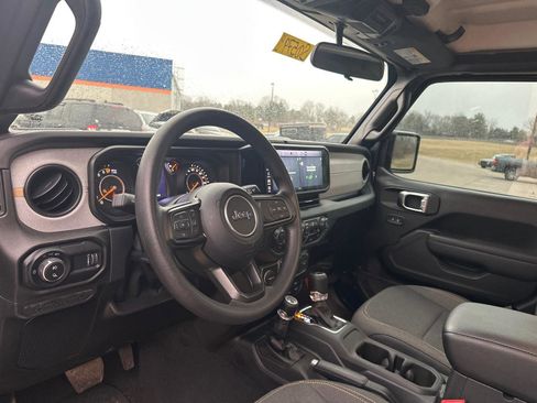 Used 2025 Jeep Gladiator Sport image 12