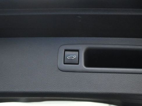 Used 2024 Toyota Highlander LE image 9