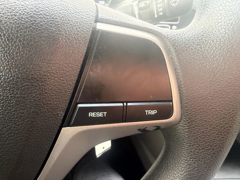 Used 2017 Hyundai Elantra SE image 13