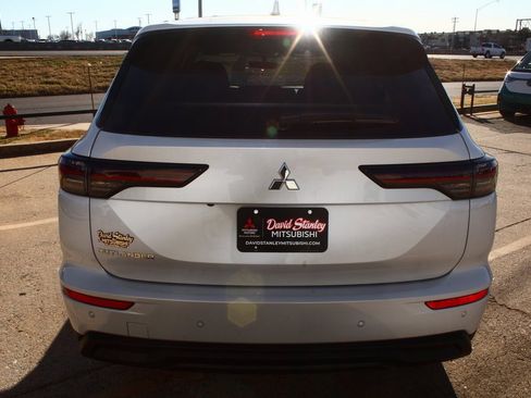 New 2026 Mitsubishi Outlander ES image 8