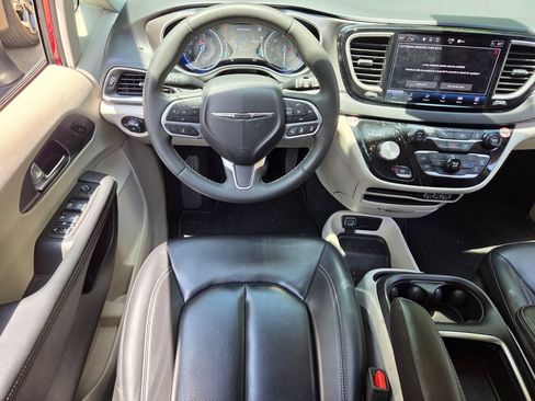 Used 2023 Chrysler Pacifica Touring-L FWD image 12
