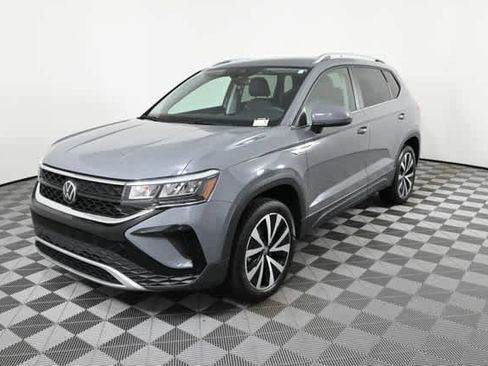 Used 2023 Volkswagen Taos SE FWD image 2