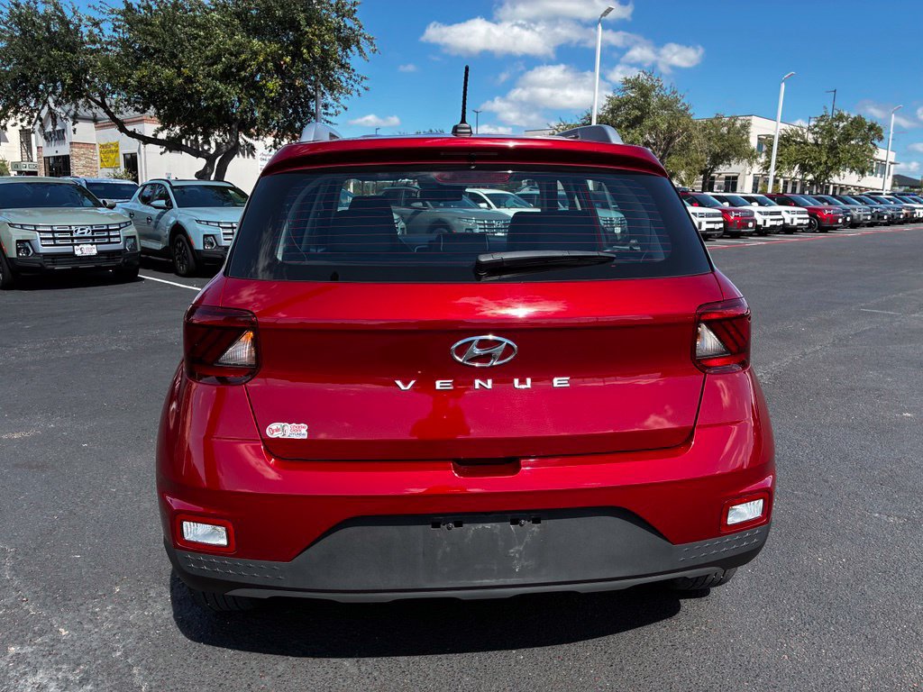 Used 2025 Hyundai Venue Limited FWD image 4
