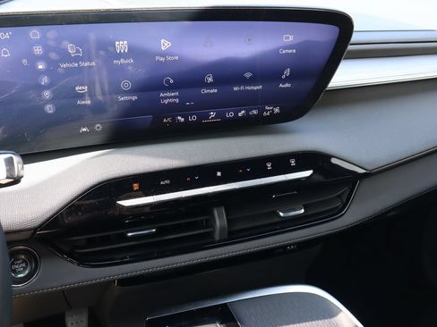 Used 2025 Buick Enclave Preferred FWD image 7