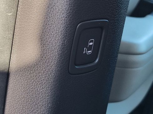 Used 2022 Kia Carnival LX image 17