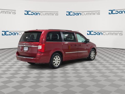 Used 2015 Chrysler Town & Country Touring image 8