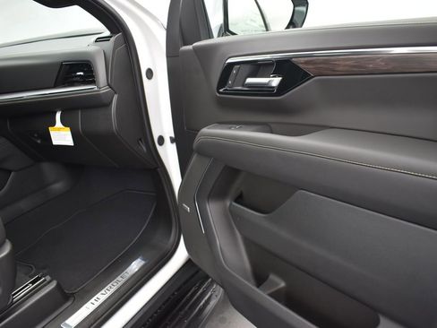 New 2025 Chevrolet Suburban Premier image 22