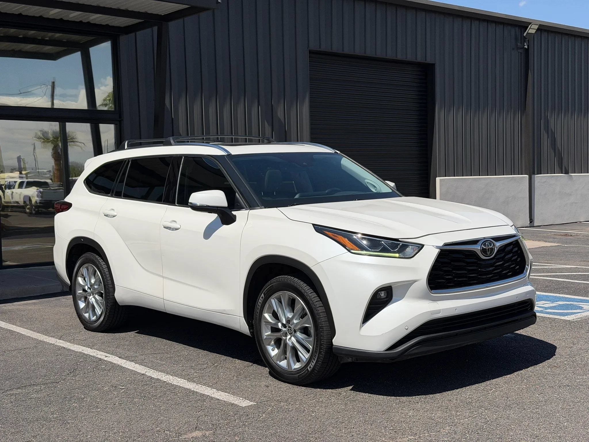 Used 2020 Toyota Highlander Limited FWD image 14