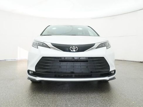 New 2026 Toyota Sienna XLE image 31
