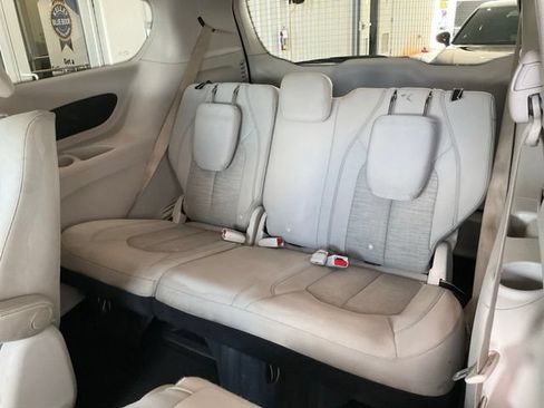 Used 2018 Chrysler Pacifica Touring Plus FWD image 15