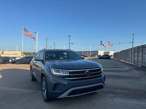 Used 2020 Volkswagen Atlas Cross Sport SE w/ Panoramic Sunroof Package FWD image 2