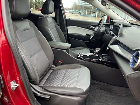 Used 2024 Chevrolet Trax LT w/ Sunroof Package image 11