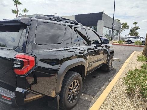 Used 2025 Toyota 4Runner SR5 AWD/4WD image 13