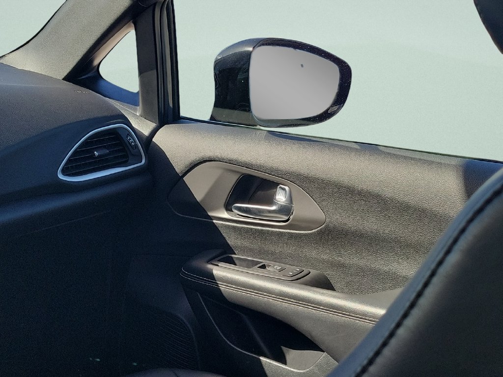 Used 2025 Chrysler Pacifica Select FWD image 13