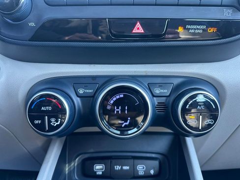 Used 2024 Hyundai Venue Limited image 42