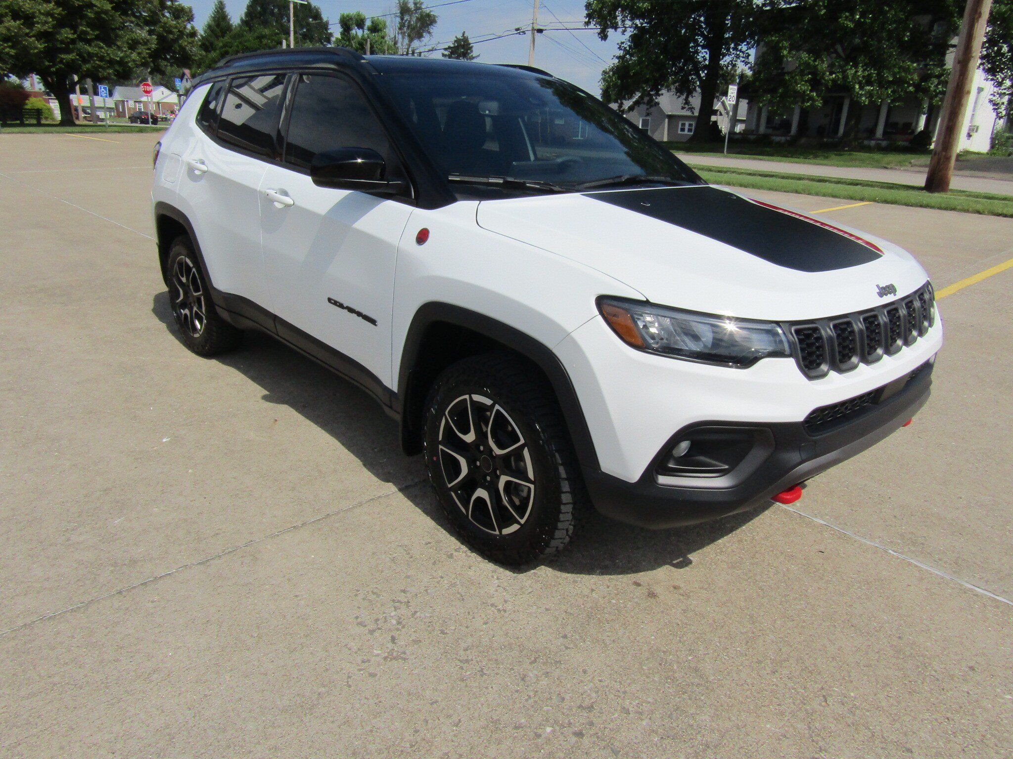 Used 2025 Jeep Compass Trailhawk w/ Sun & Sound Group AWD/4WD image 1