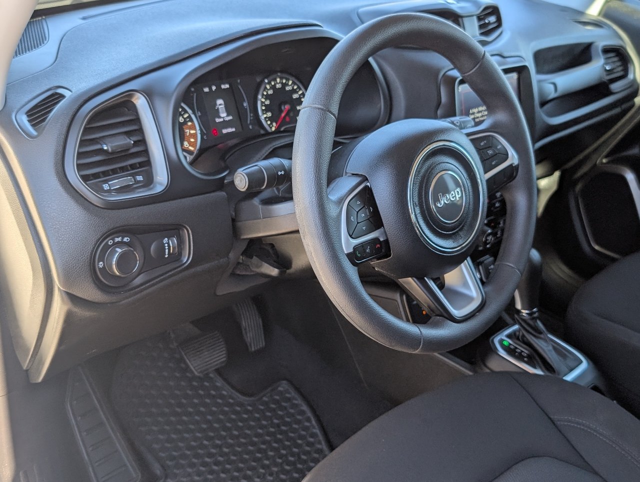 Used 2023 Jeep Renegade Latitude AWD/4WD image 13