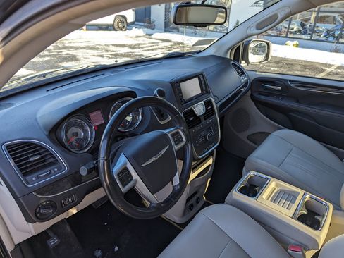 Used 2013 Chrysler Town & Country Touring image 13