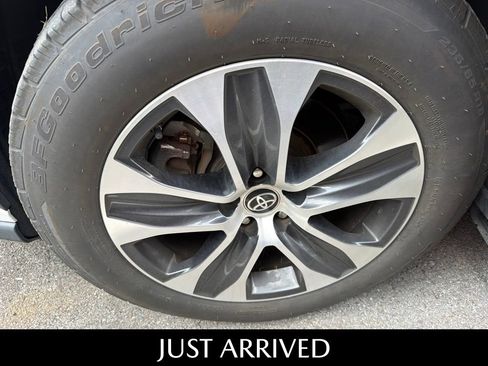Used 2021 Toyota Highlander XLE AWD/4WD image 7