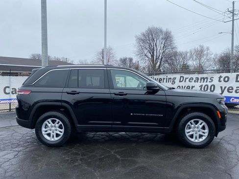 Used 2023 Jeep Grand Cherokee Laredo image 2