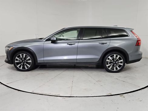 Used 2021 Volvo V60 T5 Cross Country image 3
