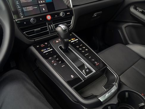 Certified 2025 Porsche Macan image 13