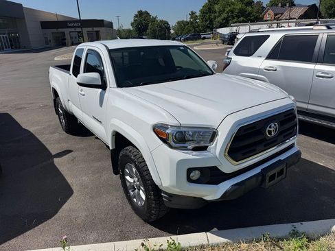 Used 2017 Toyota Tacoma SR5 w/ Tow Package AWD/4WD image 8