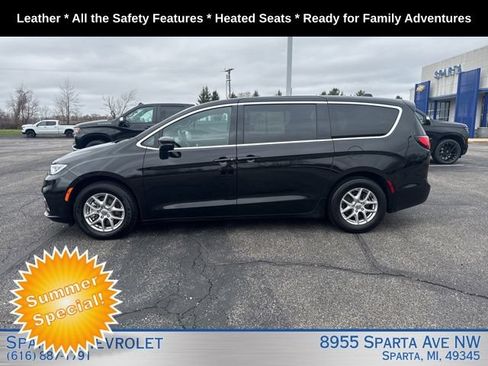 Used 2025 Chrysler Pacifica Select FWD image 6