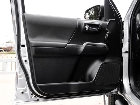 Used 2019 Toyota Tacoma TRD Off-Road image 39