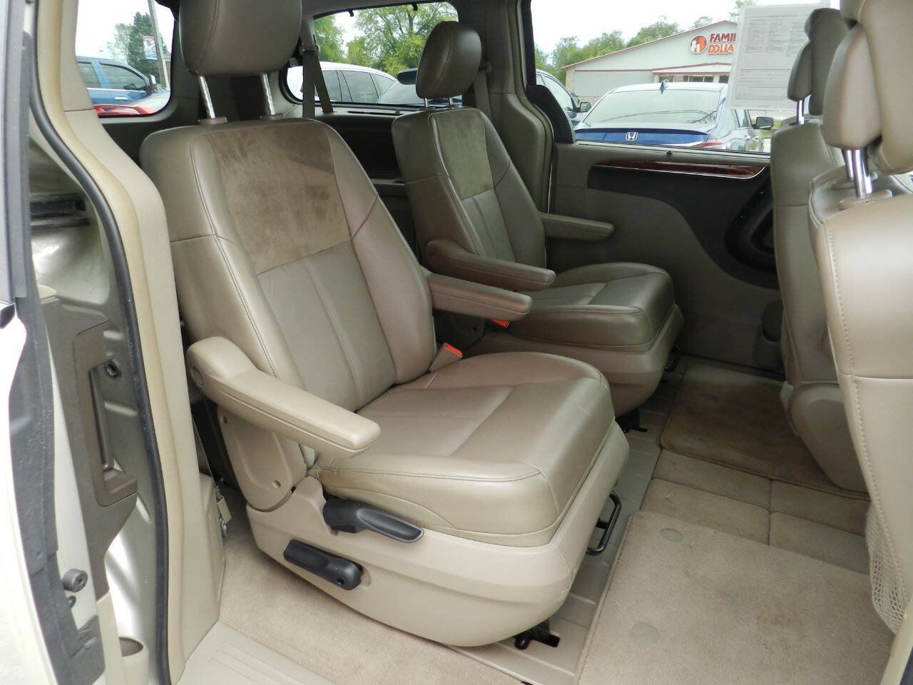 Used 2014 Chrysler Town & Country Limited w/ Luxury Group FWD image 13