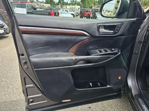 Used 2015 Toyota Highlander Limited Platinum AWD/4WD image 23