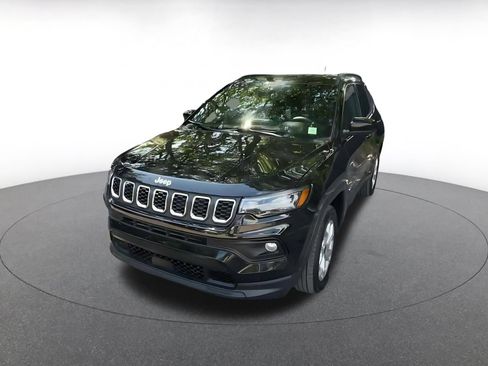Used 2025 Jeep Compass Latitude AWD/4WD image 5