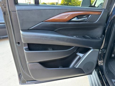 Used 2019 Cadillac Escalade ESV Luxury image 19