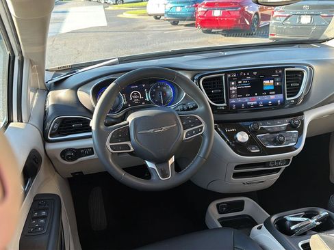 Used 2024 Chrysler Pacifica Touring-L FWD image 17