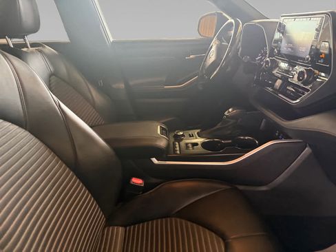 Used 2022 Toyota Highlander XSE image 16