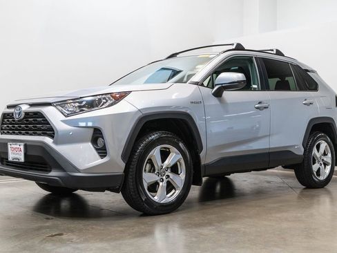 Used 2021 Toyota RAV4 XLE Premium AWD/4WD image 3