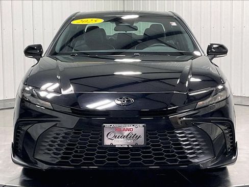 Used 2025 Toyota Camry SE FWD image 2