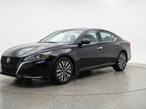 Used 2025 Nissan Altima 2.5 SV FWD image 3