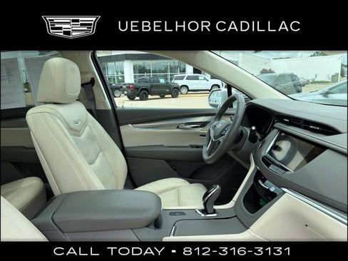 Used 2017 Cadillac XT5 Luxury FWD image 2