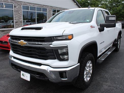 Used 2024 Chevrolet Silverado 2500 LT AWD/4WD image 2