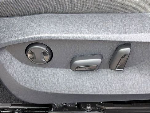 New 2026 Volkswagen Taos SE image 27