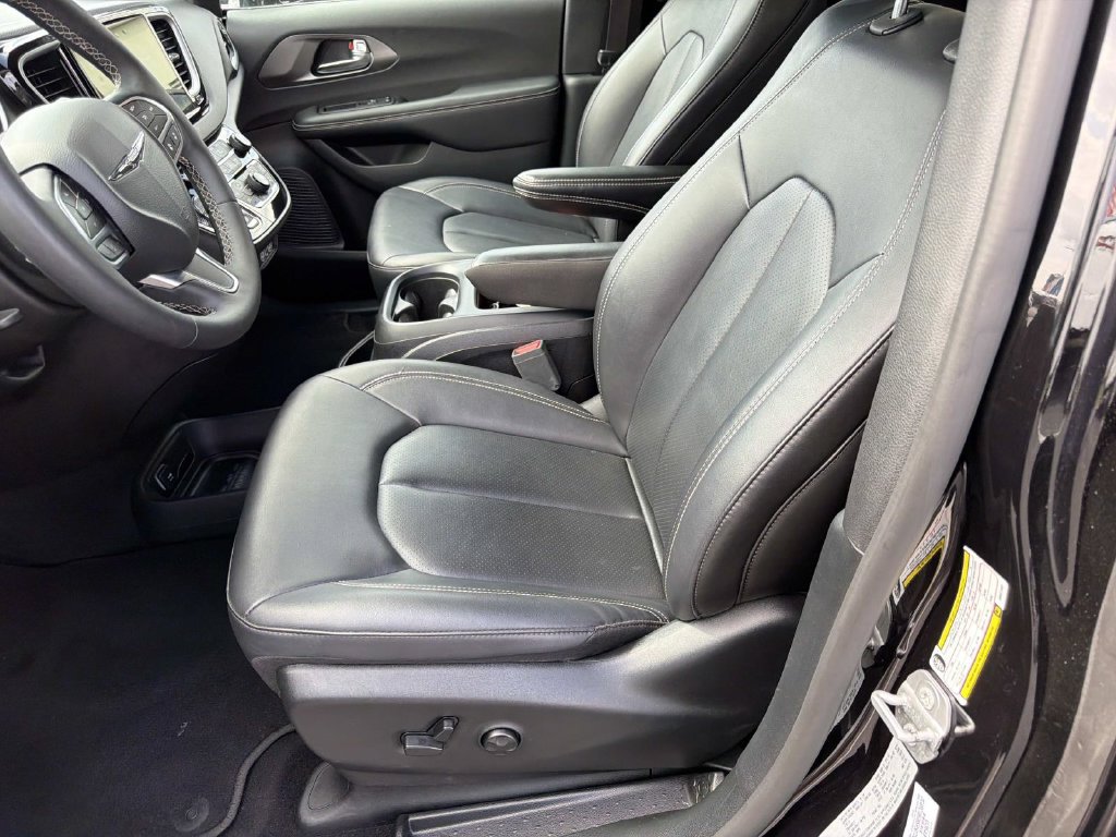 Used 2025 Chrysler Pacifica Select FWD image 20